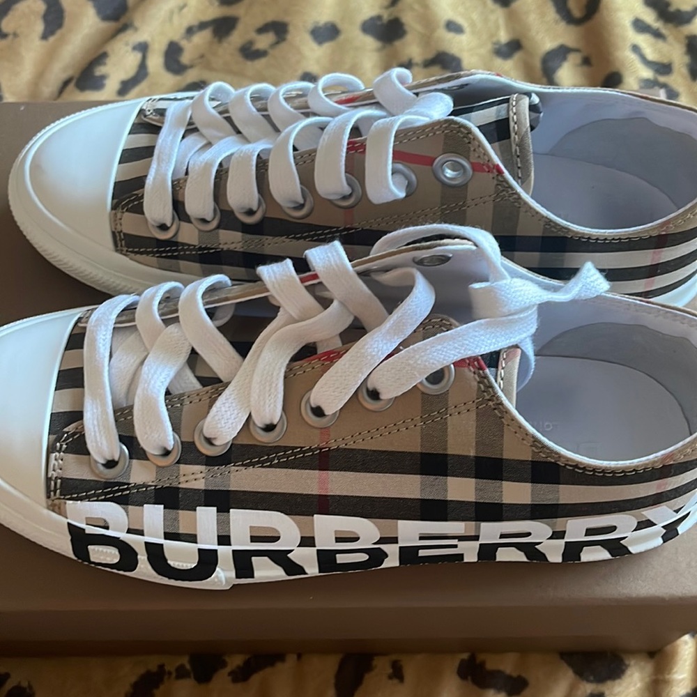 Burberry Canvas Shoes only wore once too big more like 7